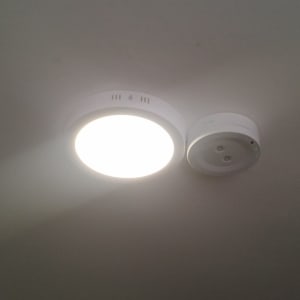 תאורה מותקנת על תקרה עם חיווט חשמלי