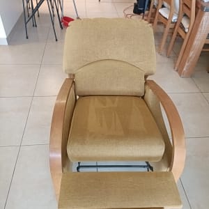 כיסא מרופד בחדר עם רהיטים נוספים