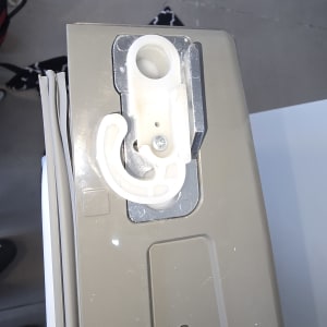 חלק ממקרר עם רכיב טכני גלוי