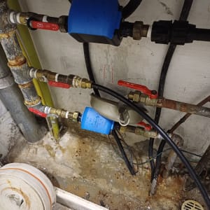 צינורות מים עם ברזים כחולים ואדומים
