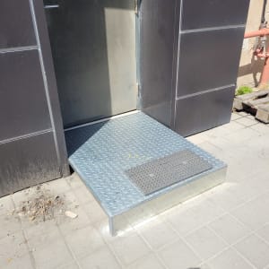 רמפה מתכתית ליד דלת כניסה