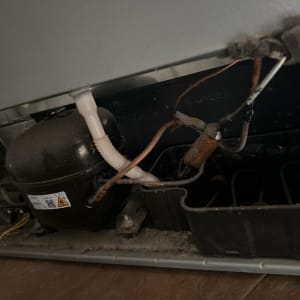 חלקים פנימיים של מקרר עם צינורות וחוטים