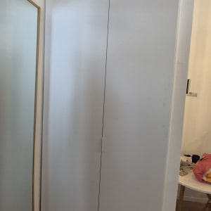 ארון עץ לבן עם דלתות סגורות