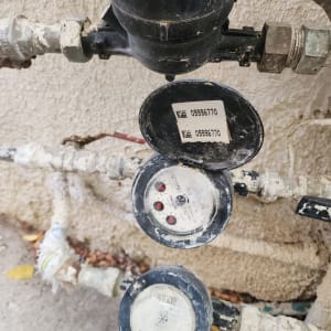 מונה מים עם צינורות וחיבורים