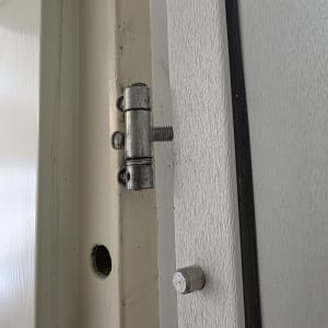 ציר דלת מתכת עם חור ומנעול