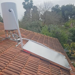 דוד שמש וקולטים על גג רעפים אדום