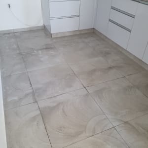 רצפה רטובה עם סימני ניקוי במטבח