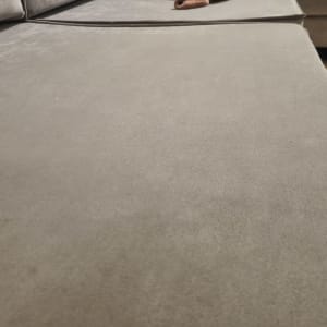 ספה אפורה עם כתמים קלים על המשטח