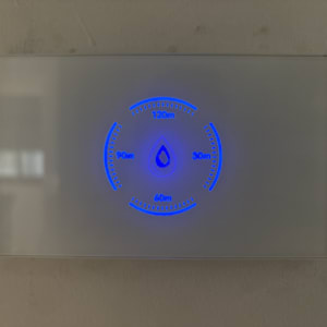 לוח בקרה עם תאורה כחולה ומדדים