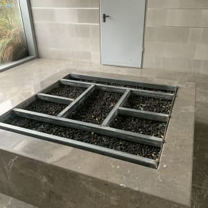 אדנית אבן עם חלוקה לריבועים ואבנים קטנות