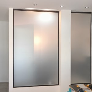 מחיצות זכוכית חלבית עם מסגרת שחורה