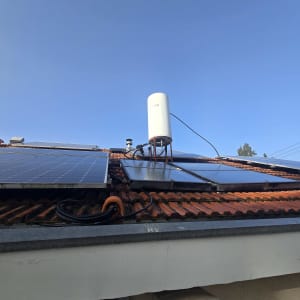 דוד שמש ופאנלים סולאריים על גג רעפים