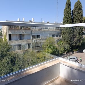 סגירת מרפסת במערכת זכוכית נאספת עם מסגרת אלומיניום