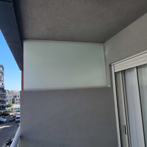 חלון זכוכית עם וילון לבן במרפסת