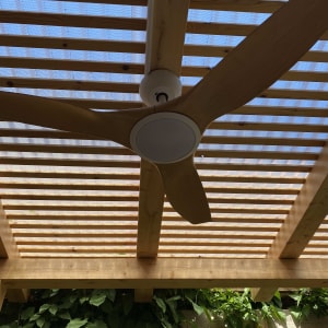 התקנת מאוורר תקרה מעוצב עם תאורה בפרגולת עץ