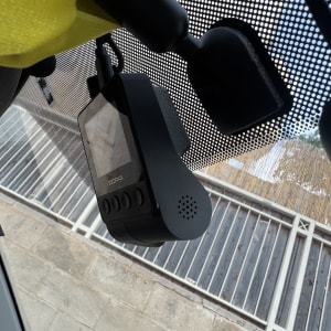 מצלמת רכב מותקנת על שמשת רכב