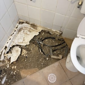 תיקון צנרת במקלחת עם רצפה שבורה