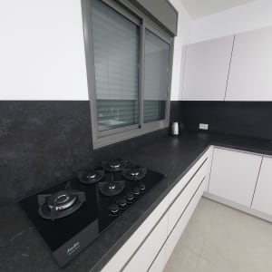 כיריים נקיות על משטח עבודה במטבח מודרני