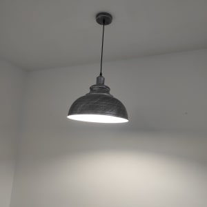 מנורת תקרה תלויה עם כבל חשמל שחור