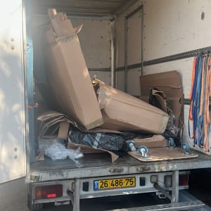 משאית הובלה עם קרטונים וציוד קשירה