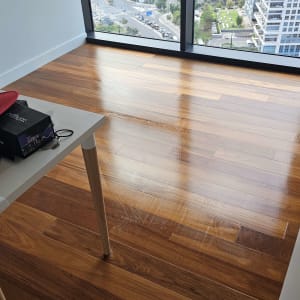 רצפת פרקט עץ מבריקה בחדר עם חלון גדול