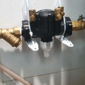 שסתום פלסטיק עם חיבורים וצינורות מתכת