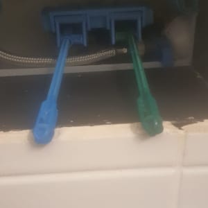 צינורות כחולים וירוקים במערכת אינסטלציה