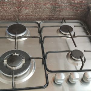 כיריים גז במטבח עם ארבעה מבערים