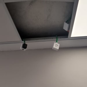 שקעי חשמל תלויים מהתקרה עם חוטים ירוקים