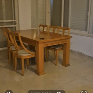 חדר אוכל עם שולחן וכיסאות מעץ