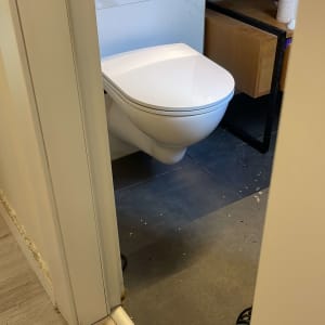 אסלה תלויה, מקדחה על הרצפה ליד הדלת