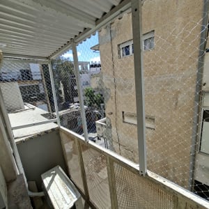 רשת למניעת כניסת יונים במרפסת