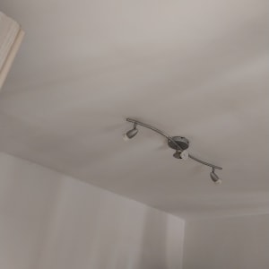 תקרה צבועה בלבן עם מנורת תקרה