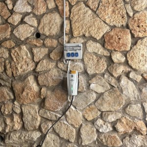 מטען לרכב חשמלי מותקן על קיר אבן