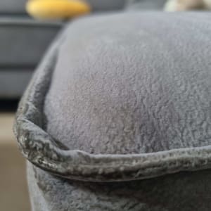 תקריב של ספה אפורה עם כתמים קלים