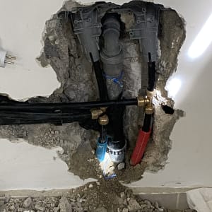 צנרת חשופה בקיר עם חיבורים ותשתית אינסטלציה