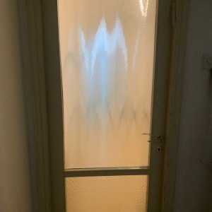 דלת עם זכוכית מטושטשת ודוגמת גלים