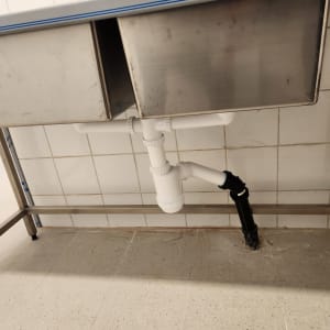 כיור נירוסטה עם צנרת פלסטיק מתחת