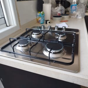 כיריים גז במטבח עם כלים מסביב