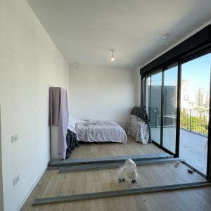 מסילות מתכת על רצפת עץ בחדר ריק