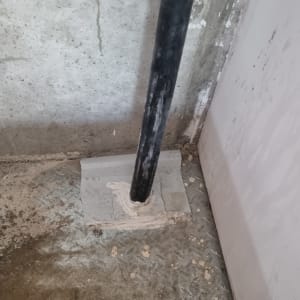 צינור שחור מחובר לרצפה עם חומר איטום