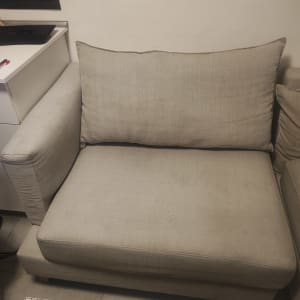 ספה אפורה עם כתמים קלים על המושב