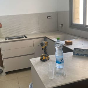 מטבח בשיפוץ עם כלי עבודה ובקבוק מים