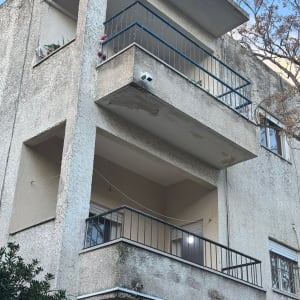 מרפסת עם מעקה מתכת, חוט חשמל תלוי