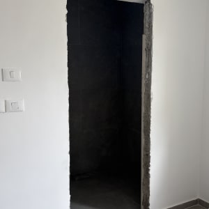 פתח דלת בקיר עם אריחים כהים