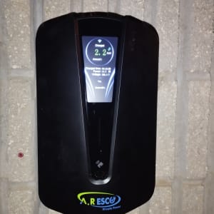 מטען חשמלי על קיר עם תצוגת טעינה