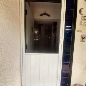 דלת אלומיניום לבנה עם חלון זכוכית