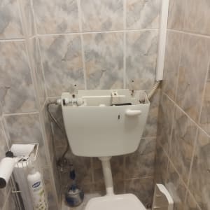 מיכל הדחה פתוח עם צינור מים גלוי