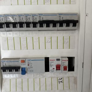 לוח חשמל עם מפסקים ומתגים שונים