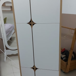 ארון עץ עם דלתות לבנות בחדר